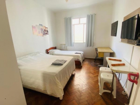 Studio completo na praia de Copacabana , claro e silencioso, com ar, wifi, netflix, até 3 pessoas, pauloangerami BR502